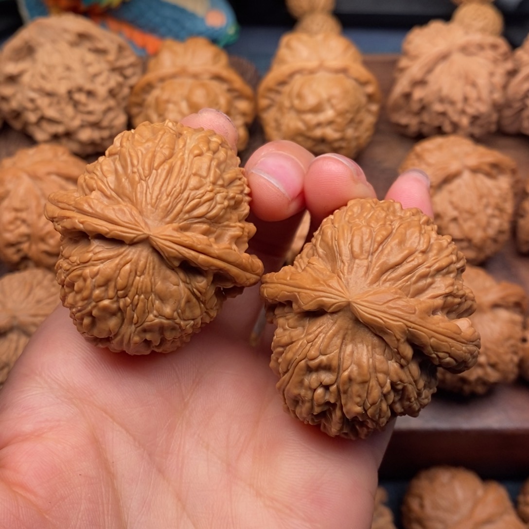 文玩核桃把件40边43肚，元宝型大肚白狮子