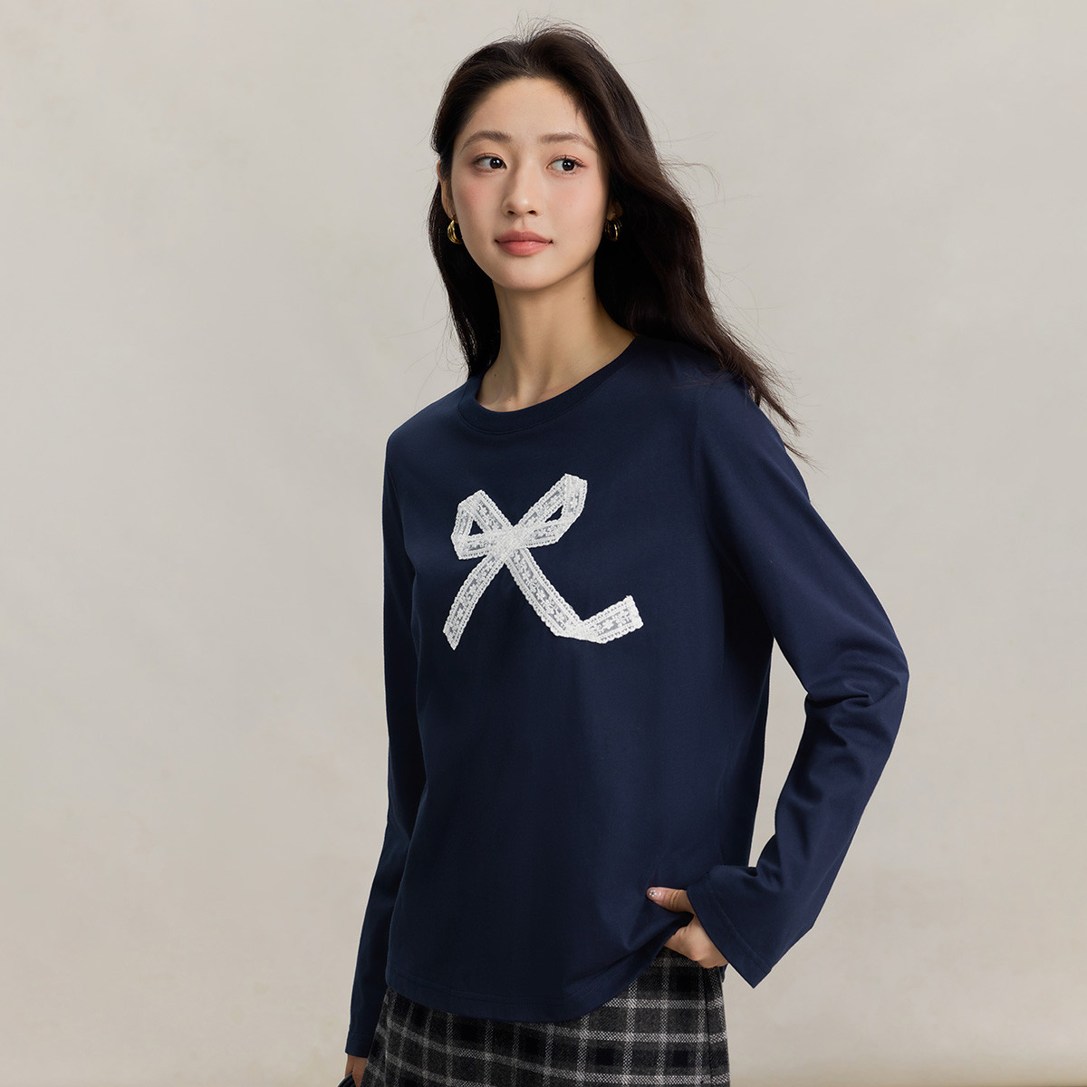 茵曼蕾丝刺绣蝴蝶结长袖t恤女秋季时尚百搭休闲减龄纯棉上衣