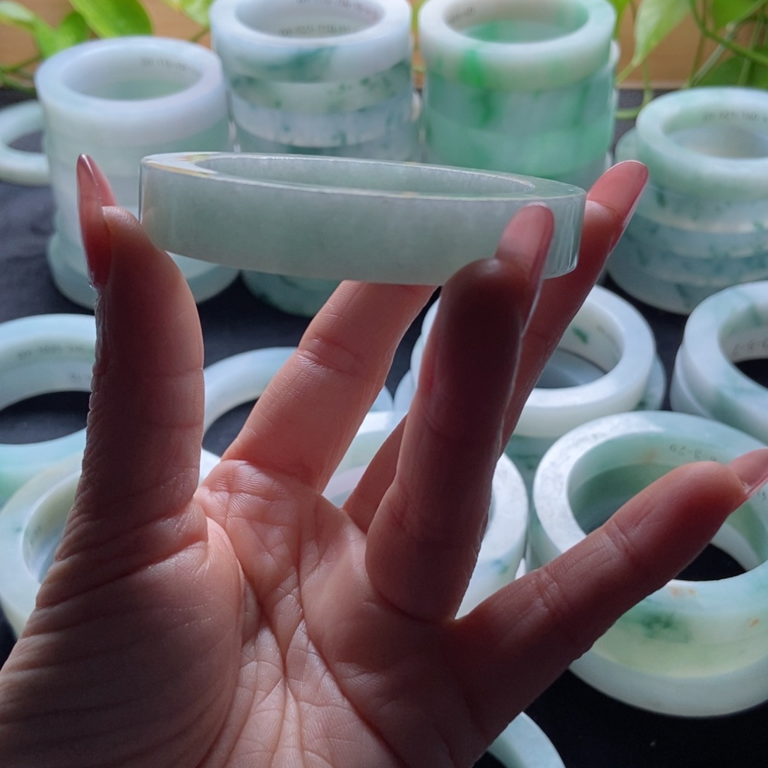 未镶嵌手镯定制翡翠影**客