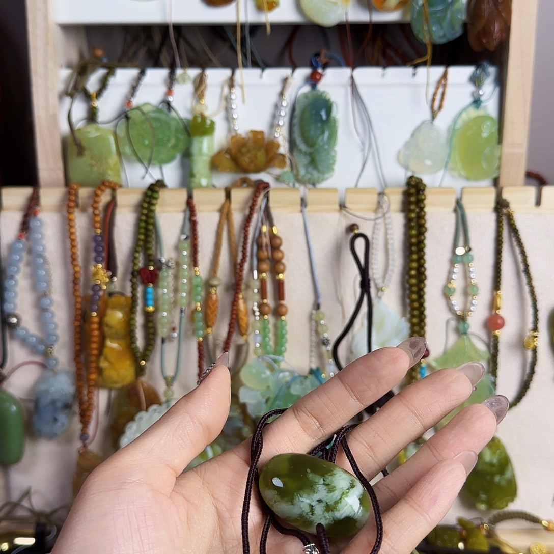 族***族蛇纹石玉未镶嵌颈饰