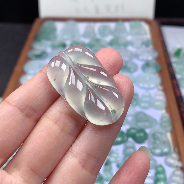 颈饰未镶嵌翡翠高冰飘花大叶子