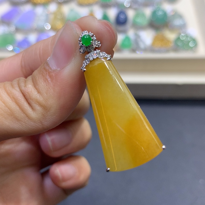 翡翠颈饰18K金镶嵌翡翠