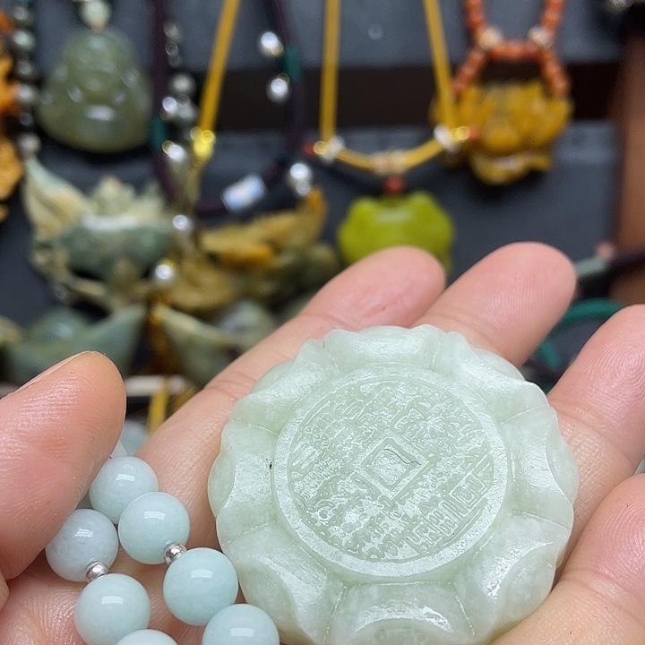 未镶嵌蛇纹石玉颈饰月*.