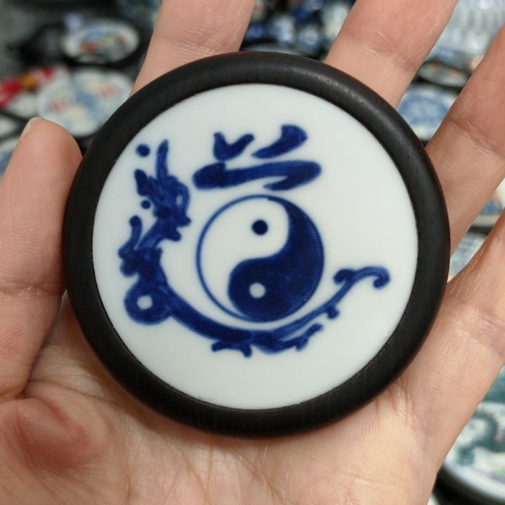 瓷片青花草龙道字八卦挂件