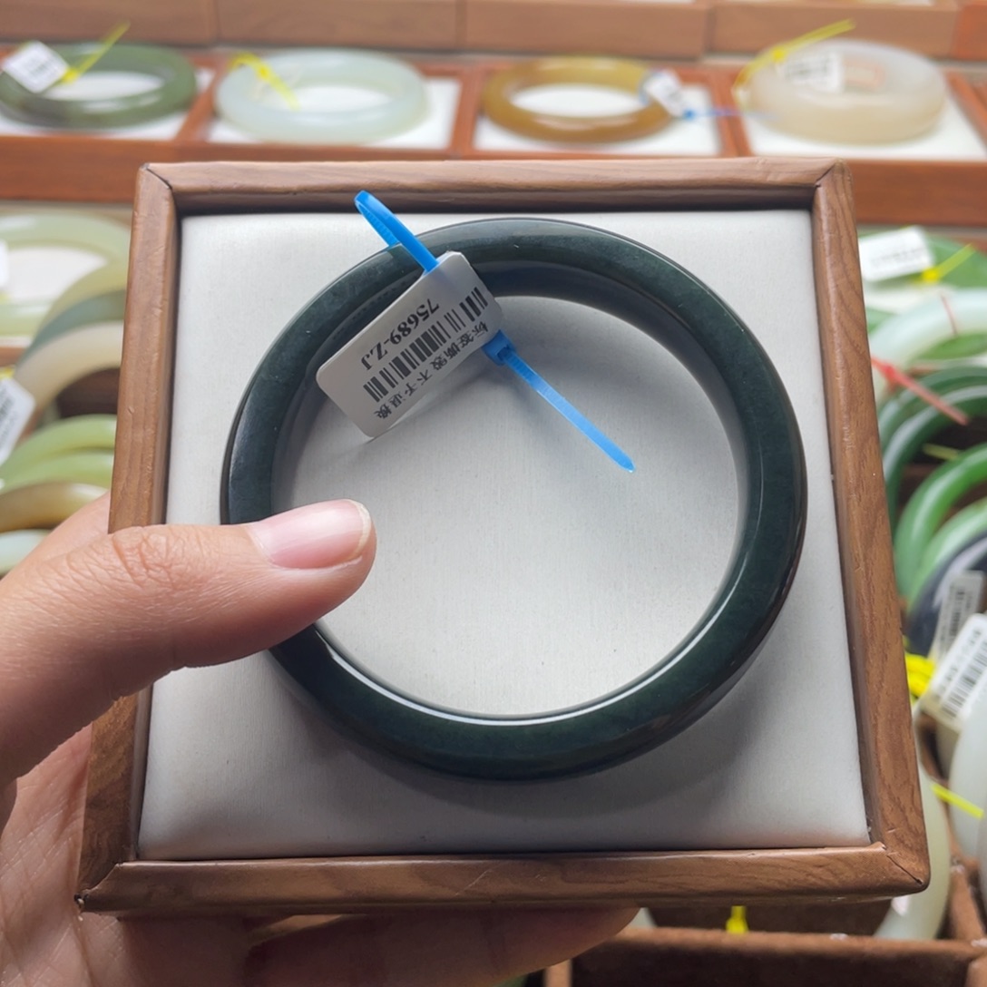 【闪购商品】和田玉手镯未镶嵌57