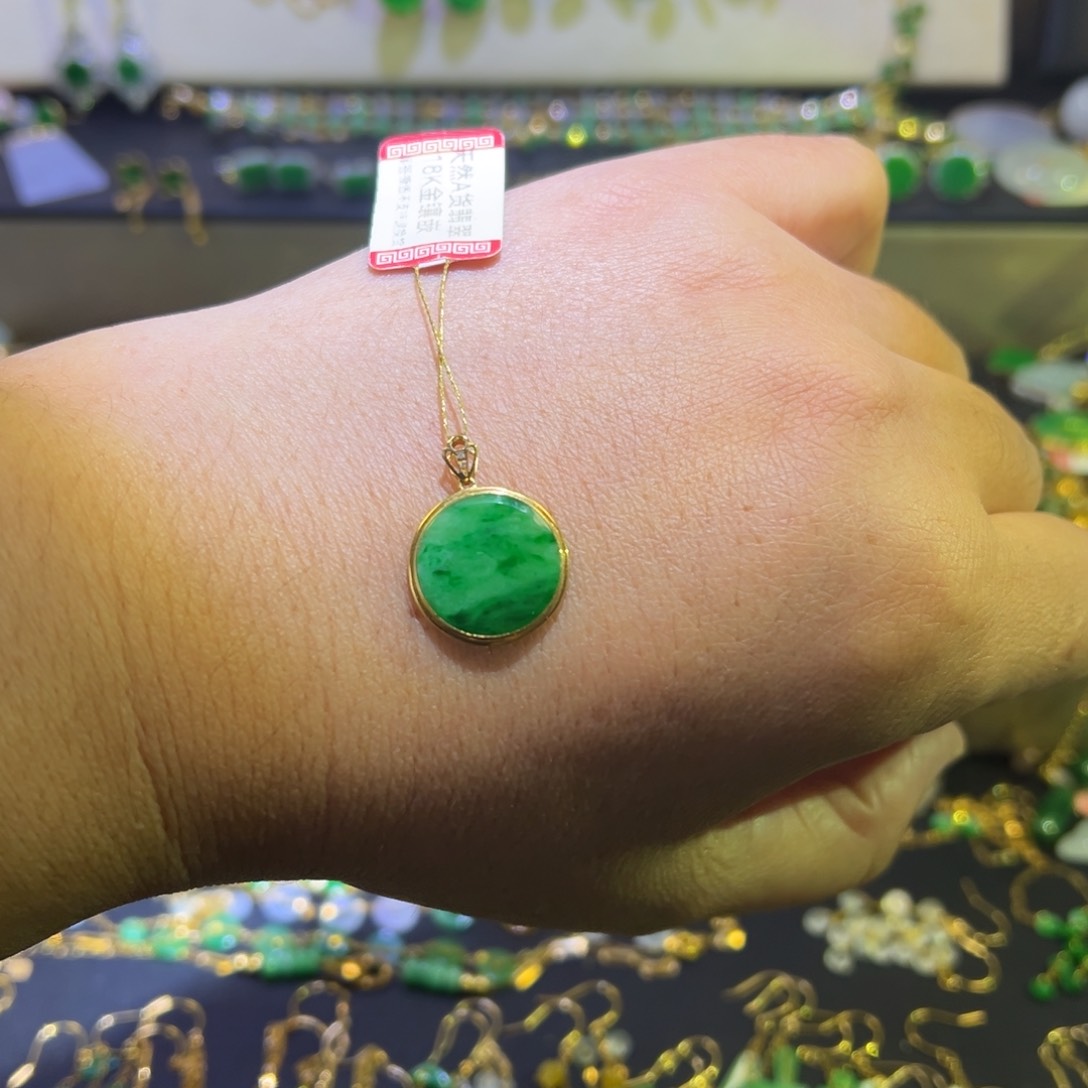 颈饰18K金镶嵌翡翠吊坠