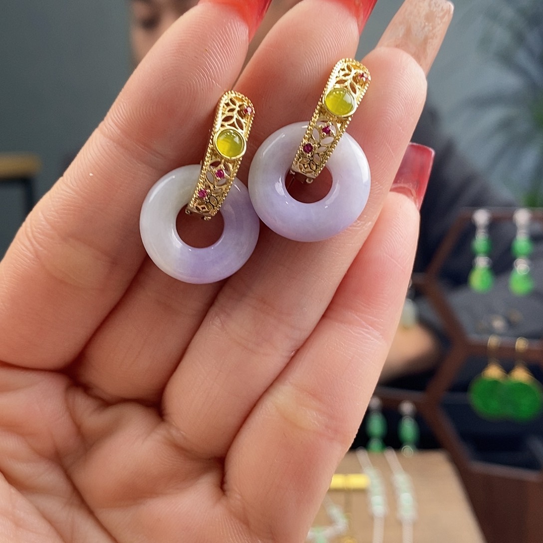 翡翠耳饰未镶嵌翡翠