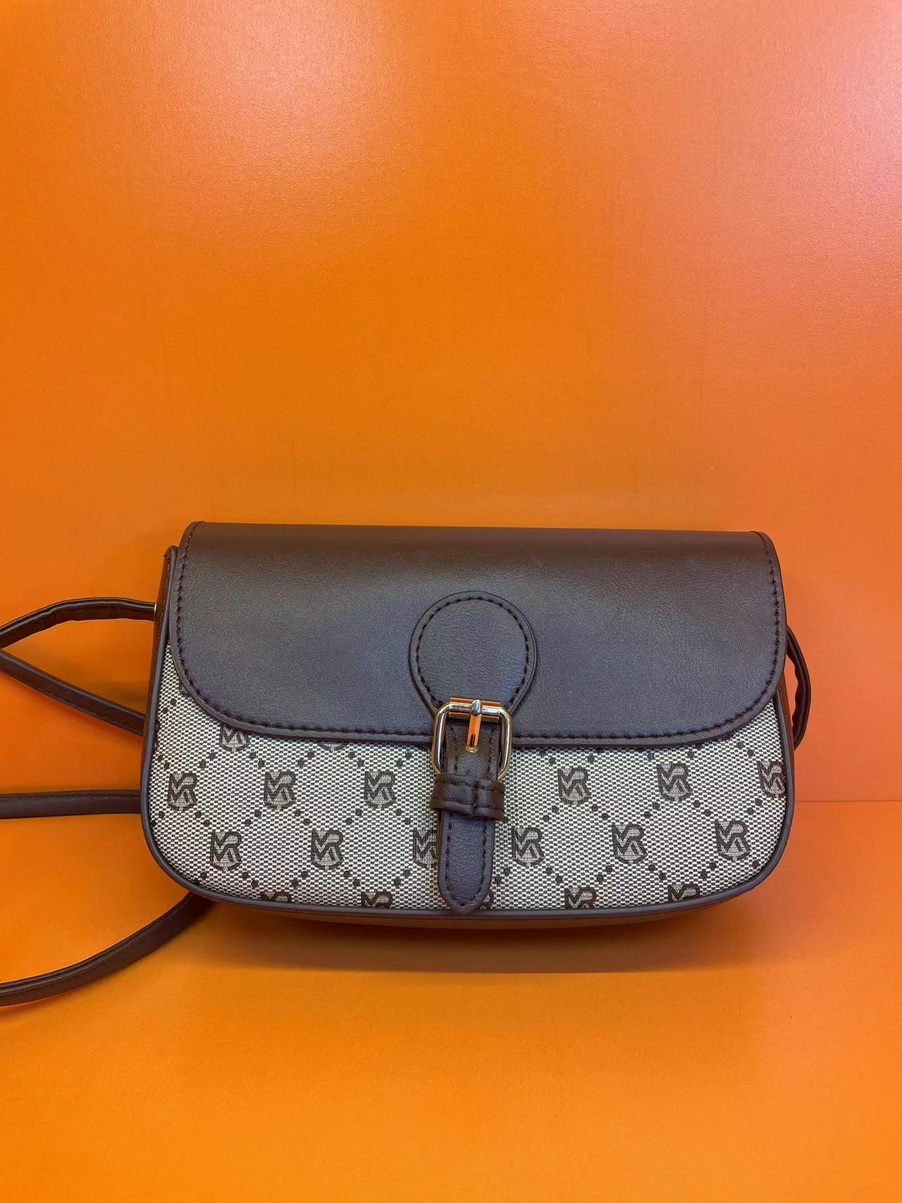 2025新款小容量女士手机包通勤小众高级感字母单肩斜跨包60132