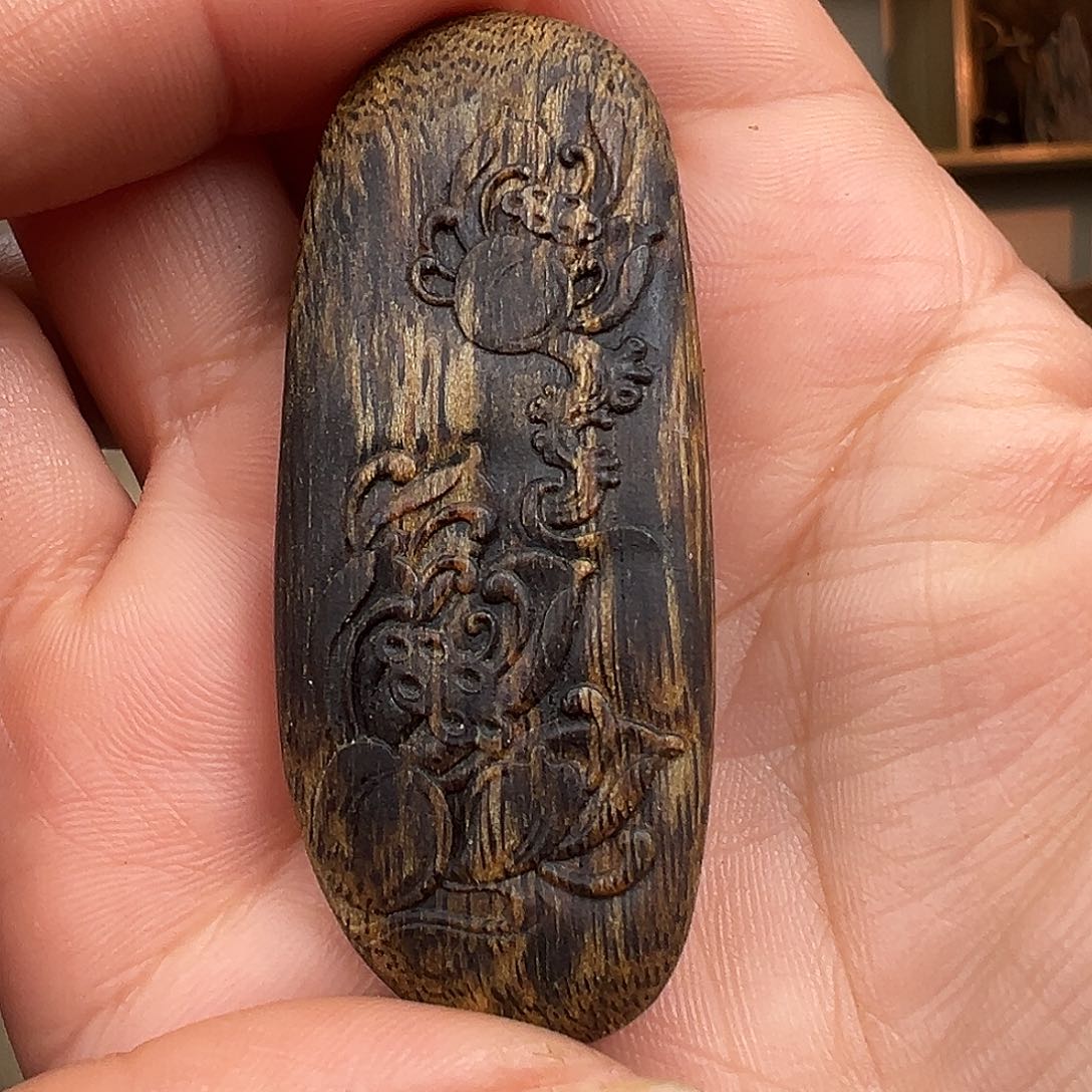 沉香吊坠海南红骨凹身精雕牌子一个6.6克