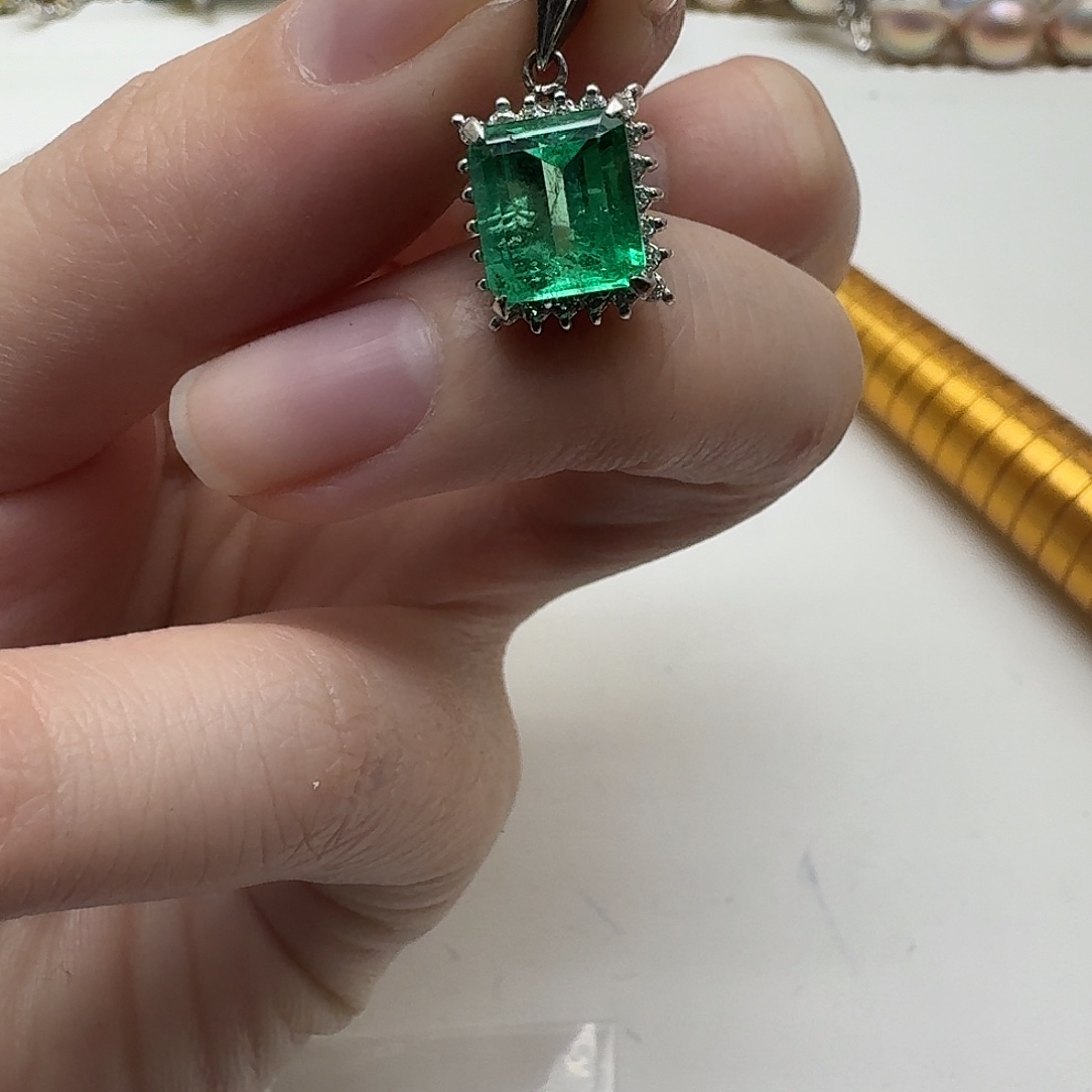 未镶嵌颈饰祖母绿