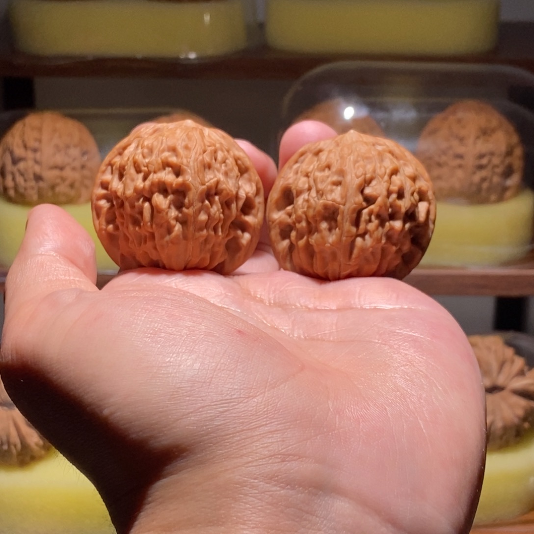 L***U文玩核桃吊坠全品39尺水滴磨红皮山地毕业对