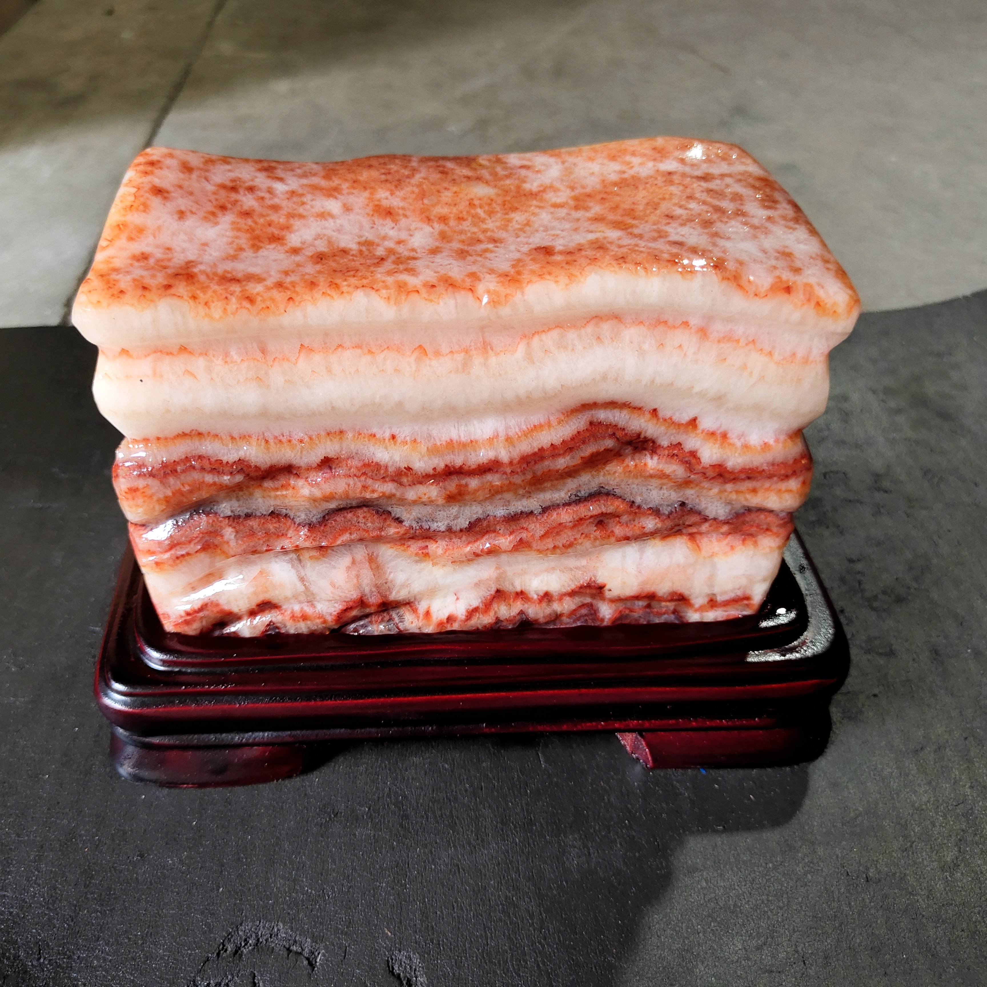 广西天然猪肉石,家居摆件。石头长16*8*9含座长19高13cm.7.6斤