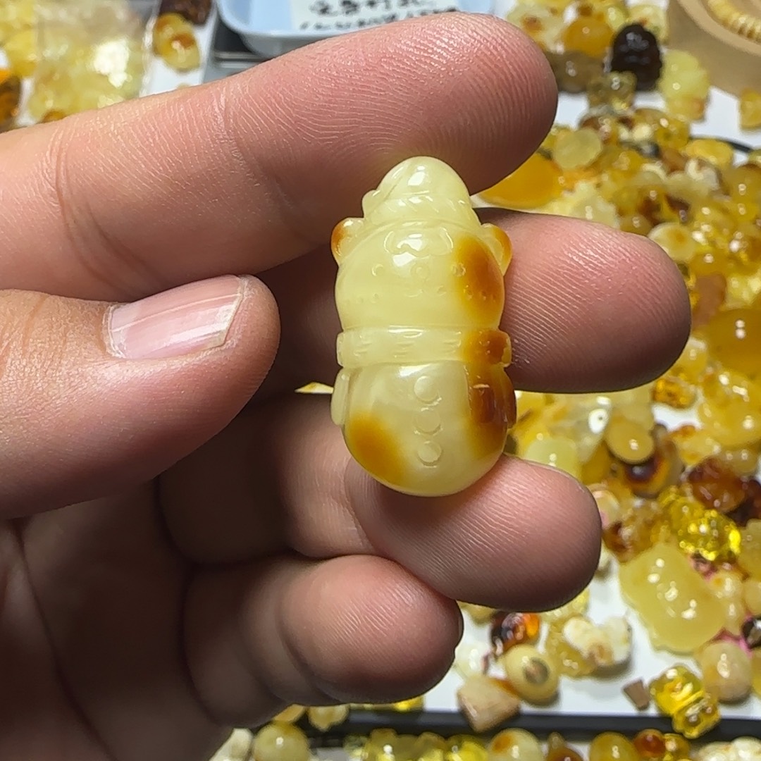 琥珀未镶嵌裸石3克有裂