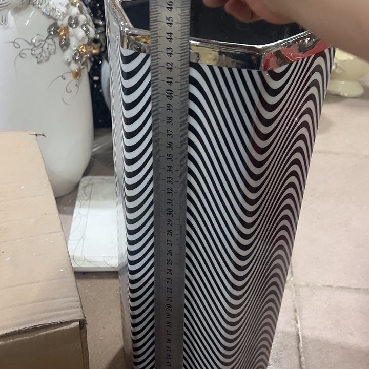 瓷片瑕。。。。。。。。？。。。。。。