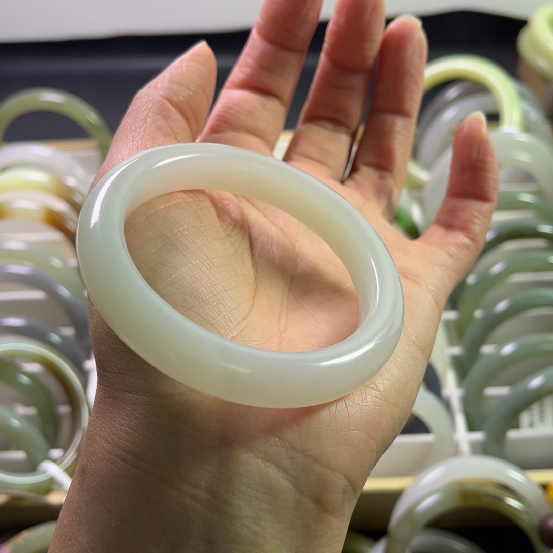 和田玉手镯56圈口未镶嵌