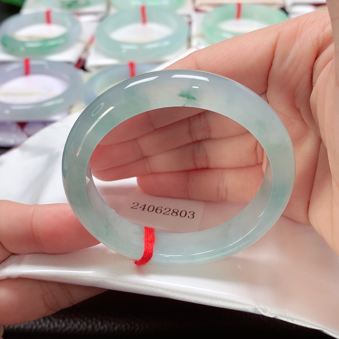 翡翠手镯未镶嵌清天然A货翡翠