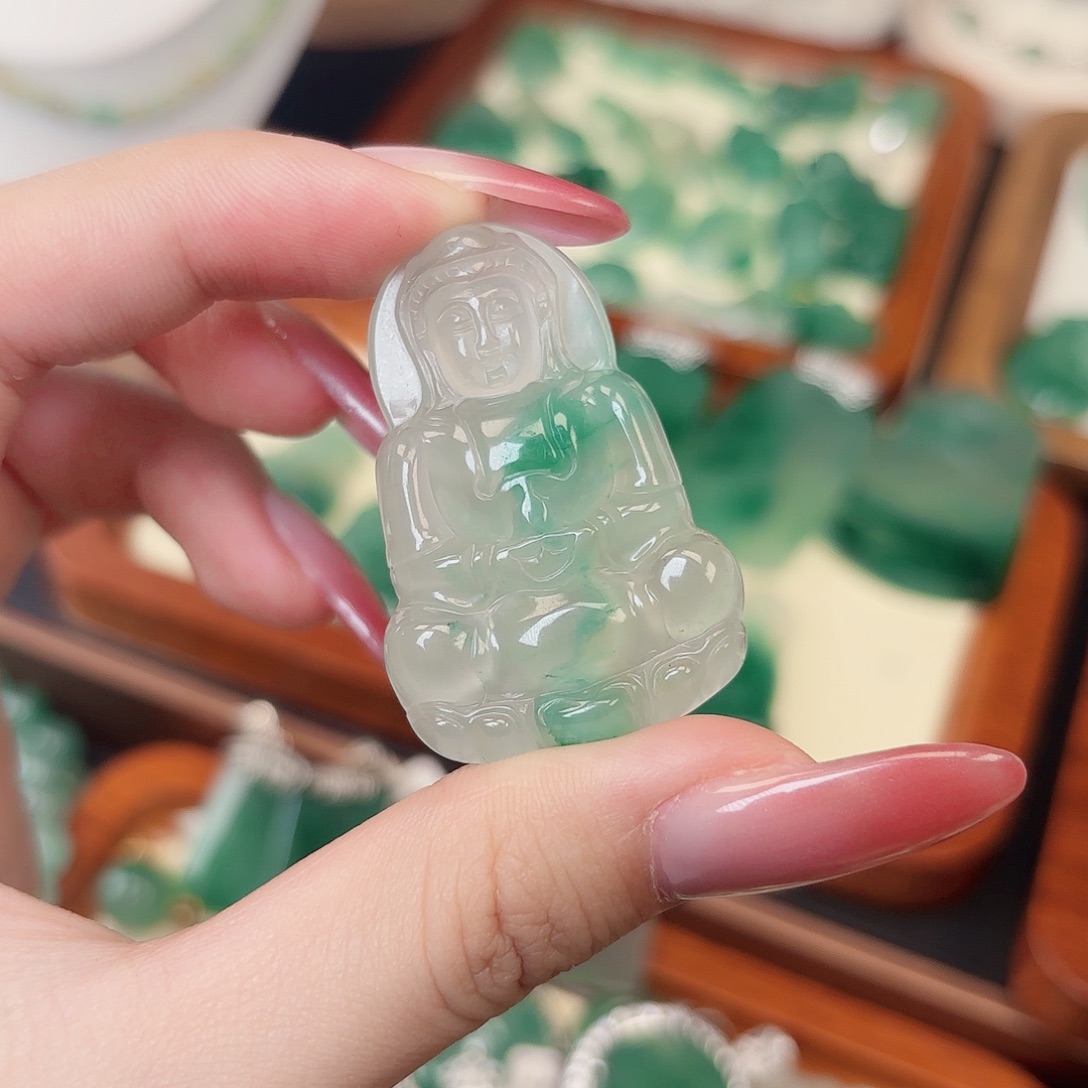 颈饰未镶嵌石英质玉（非洲翠）