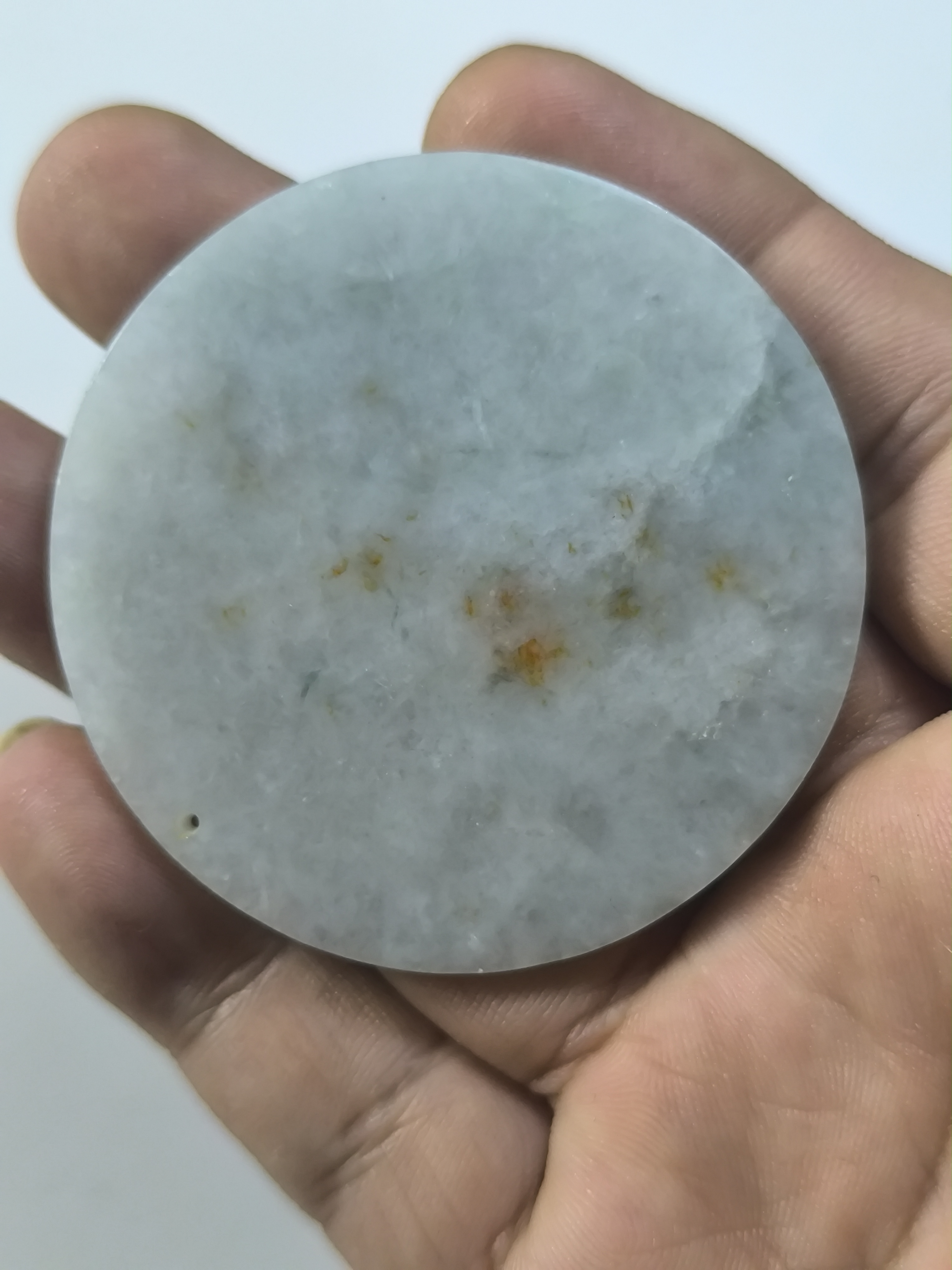 天然缅甸a货翡翠，洒金圆形无事牌，有小纹线，介意勿拍，55.6/4.1