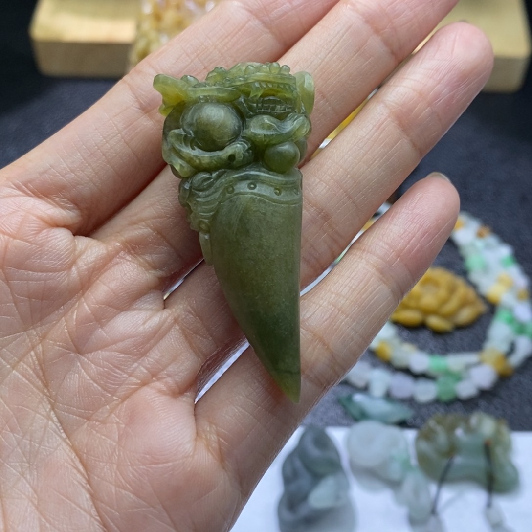 定制翡翠未镶嵌龙牙