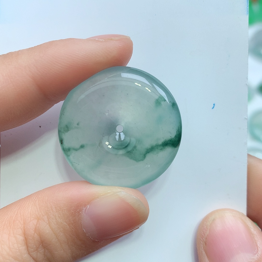 翡翠颈饰未镶嵌香***淋平安扣