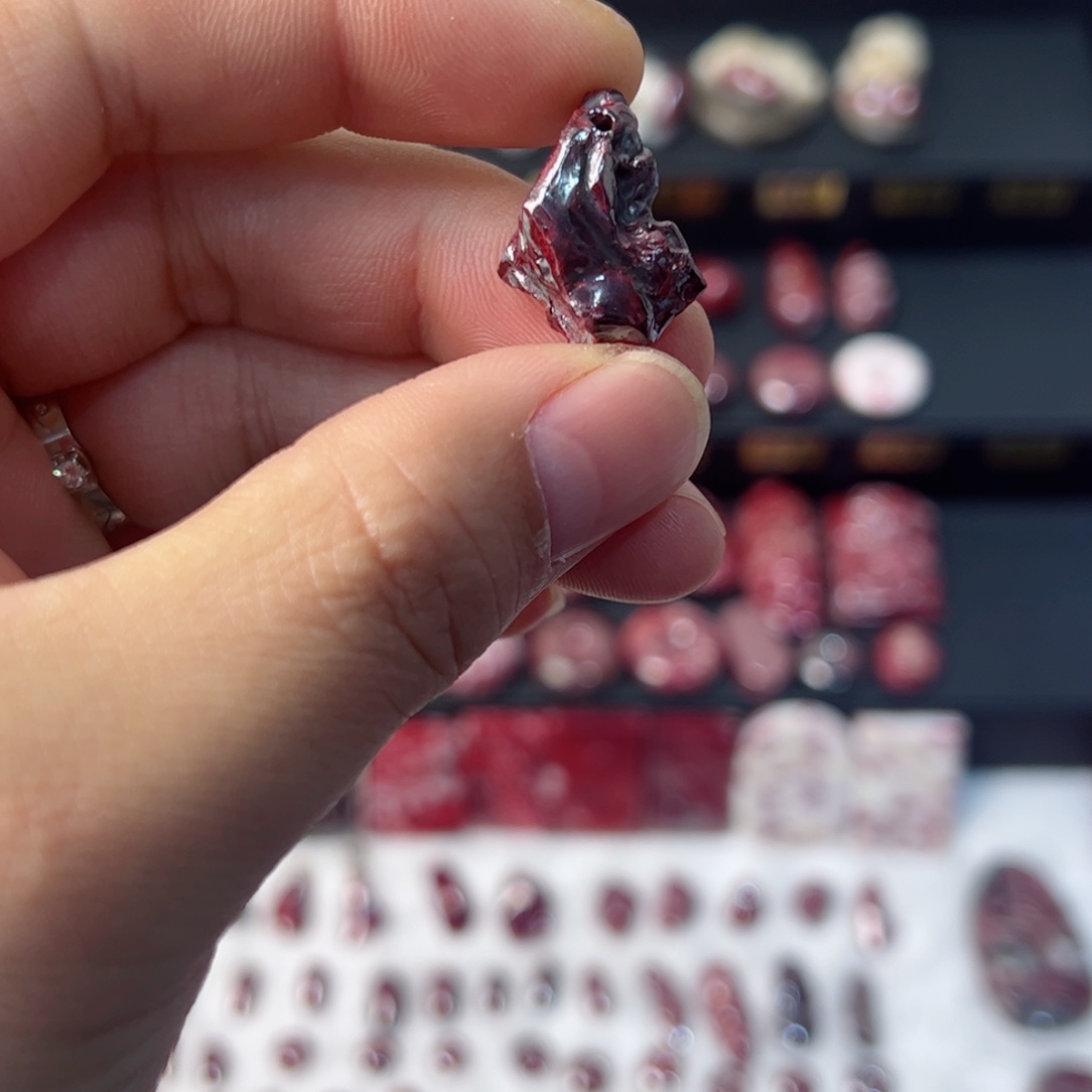 天然辰砂天然朱砂吊坠