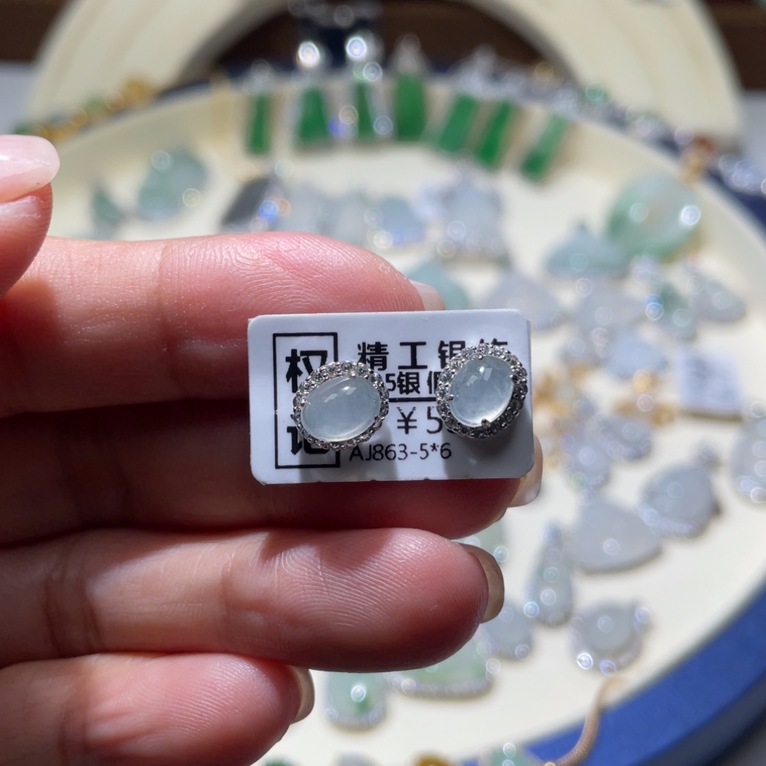 智***玥颈饰银S925镶嵌翡翠耳钉一对