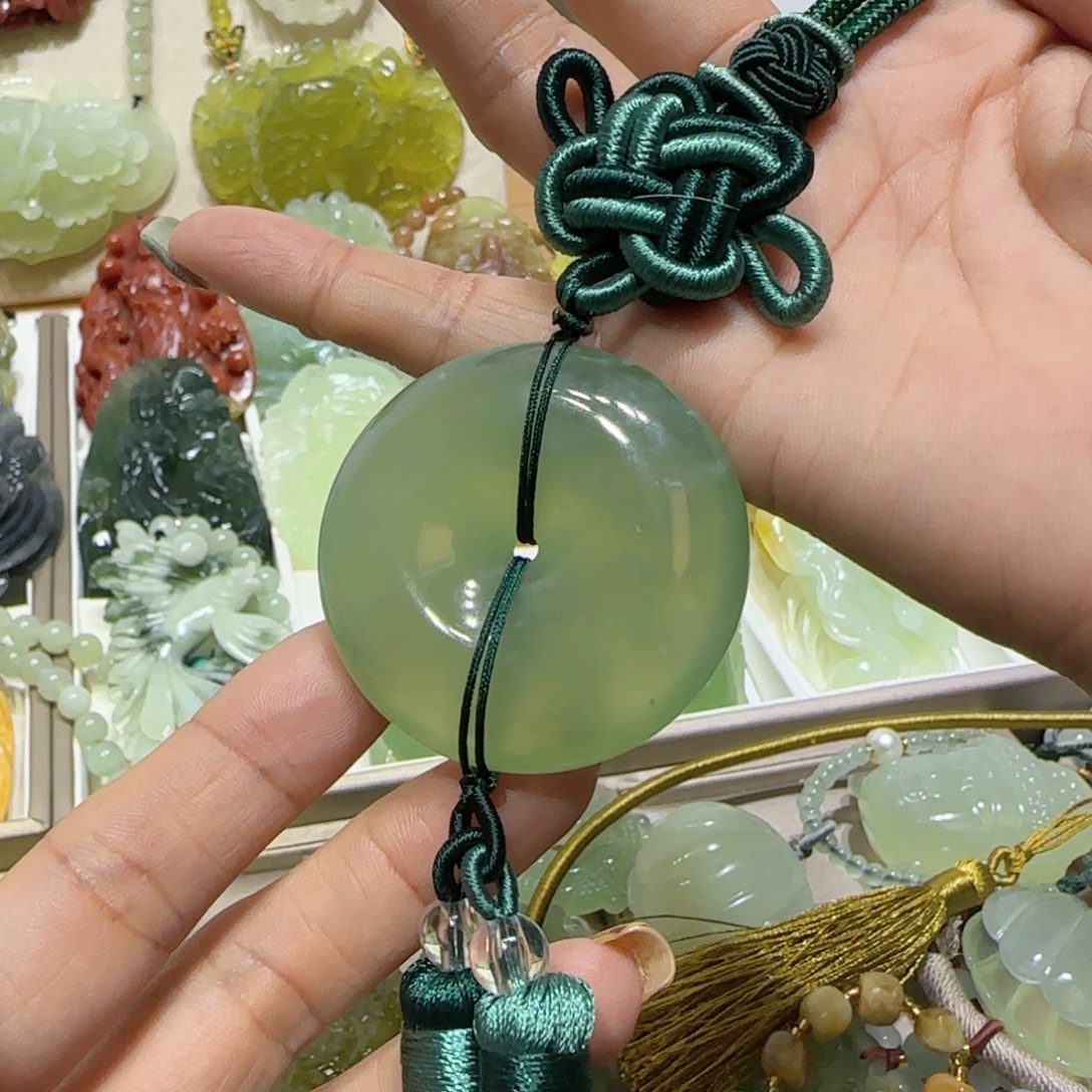 未镶嵌蛇纹石玉吊坠