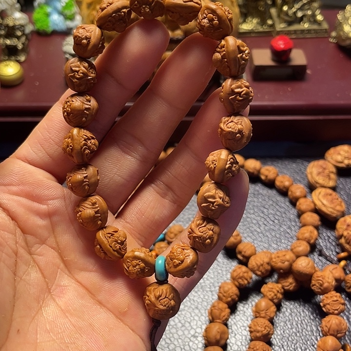 龙纹桃核雕刻富贵有余