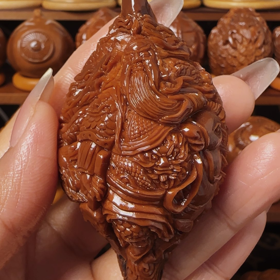 橄榄核把件梦****醒九龙关公手把件