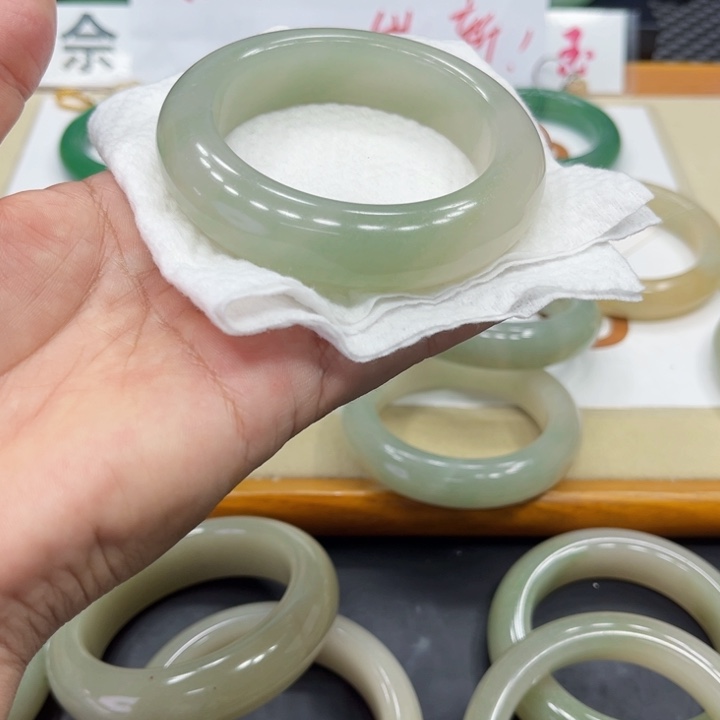 未镶嵌手镯石英质玉三****娘