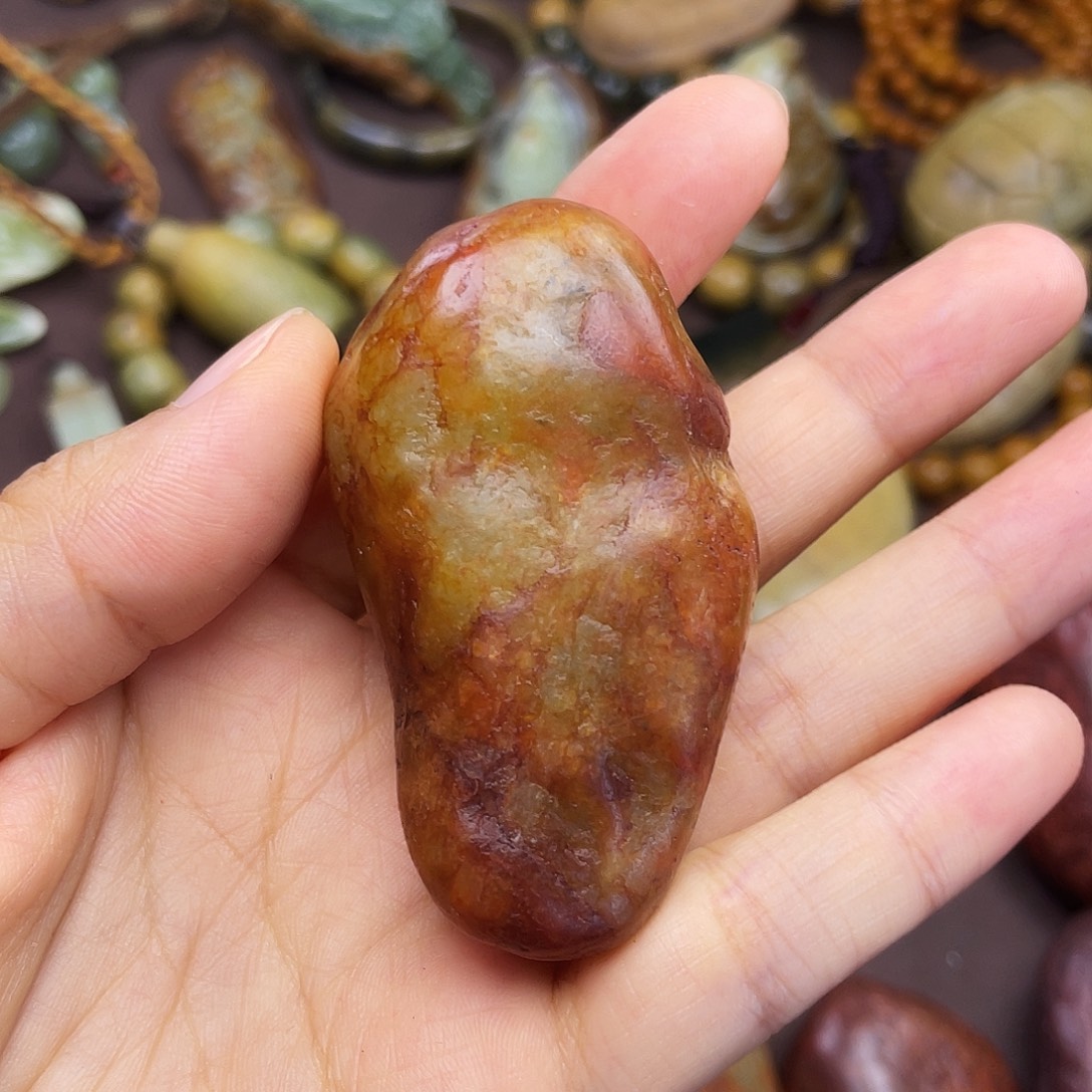 ず***㎕颈饰未镶嵌岫岩河磨玉（透闪石质玉）微瑕