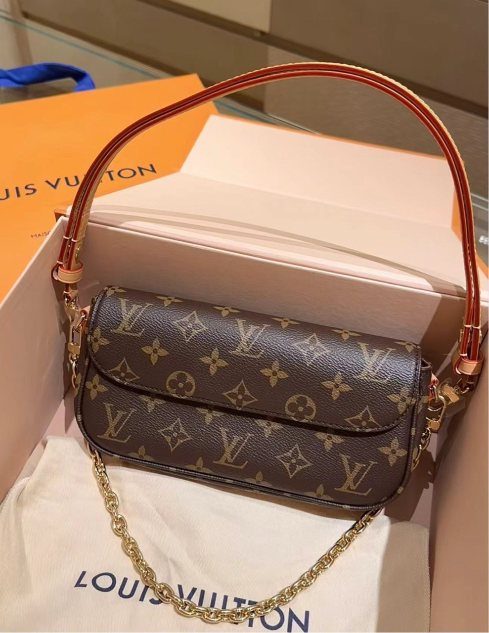99新 LouisVuitton/路易威登 老花ivy 20cm  12421279