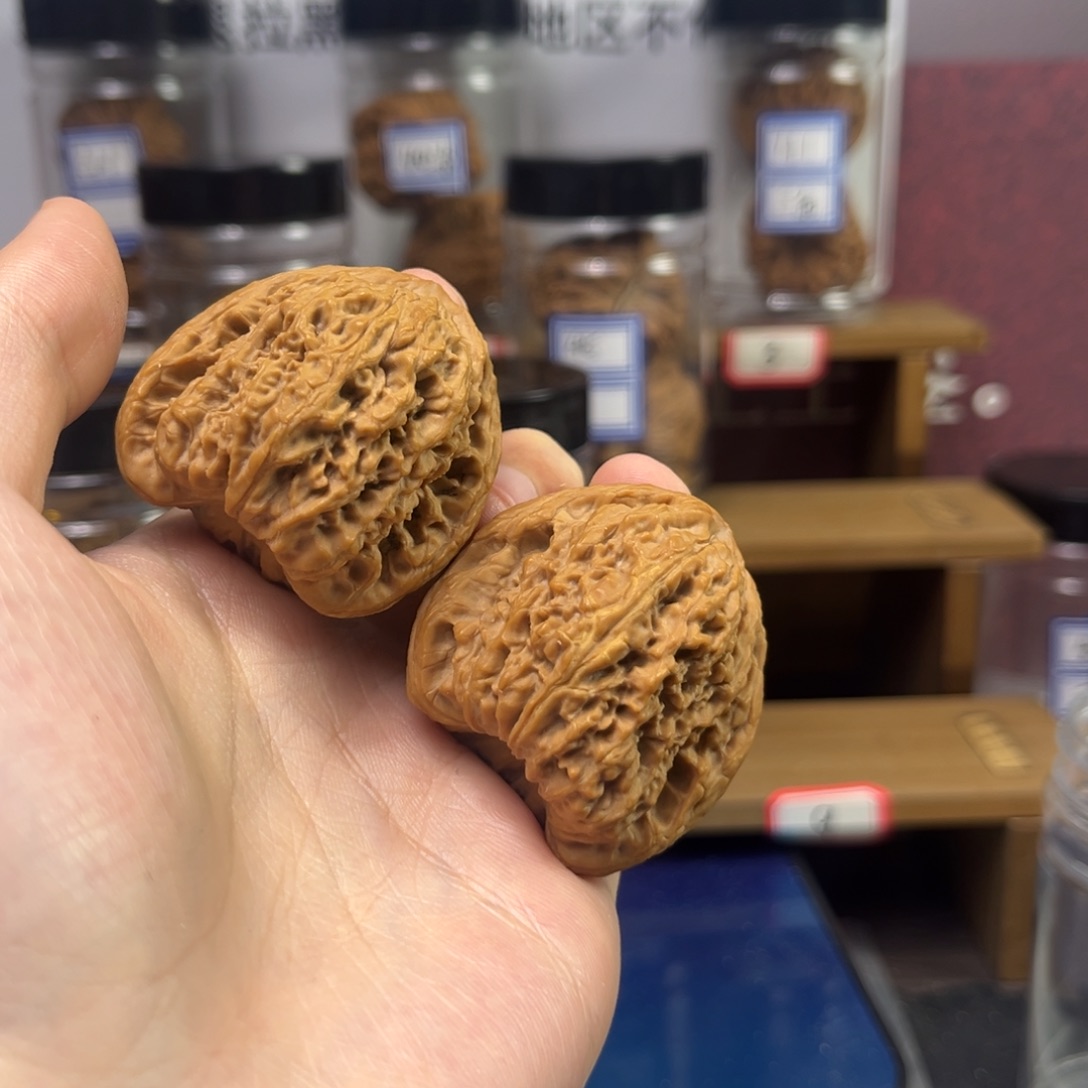 熠***光文玩核桃吊坠南疆