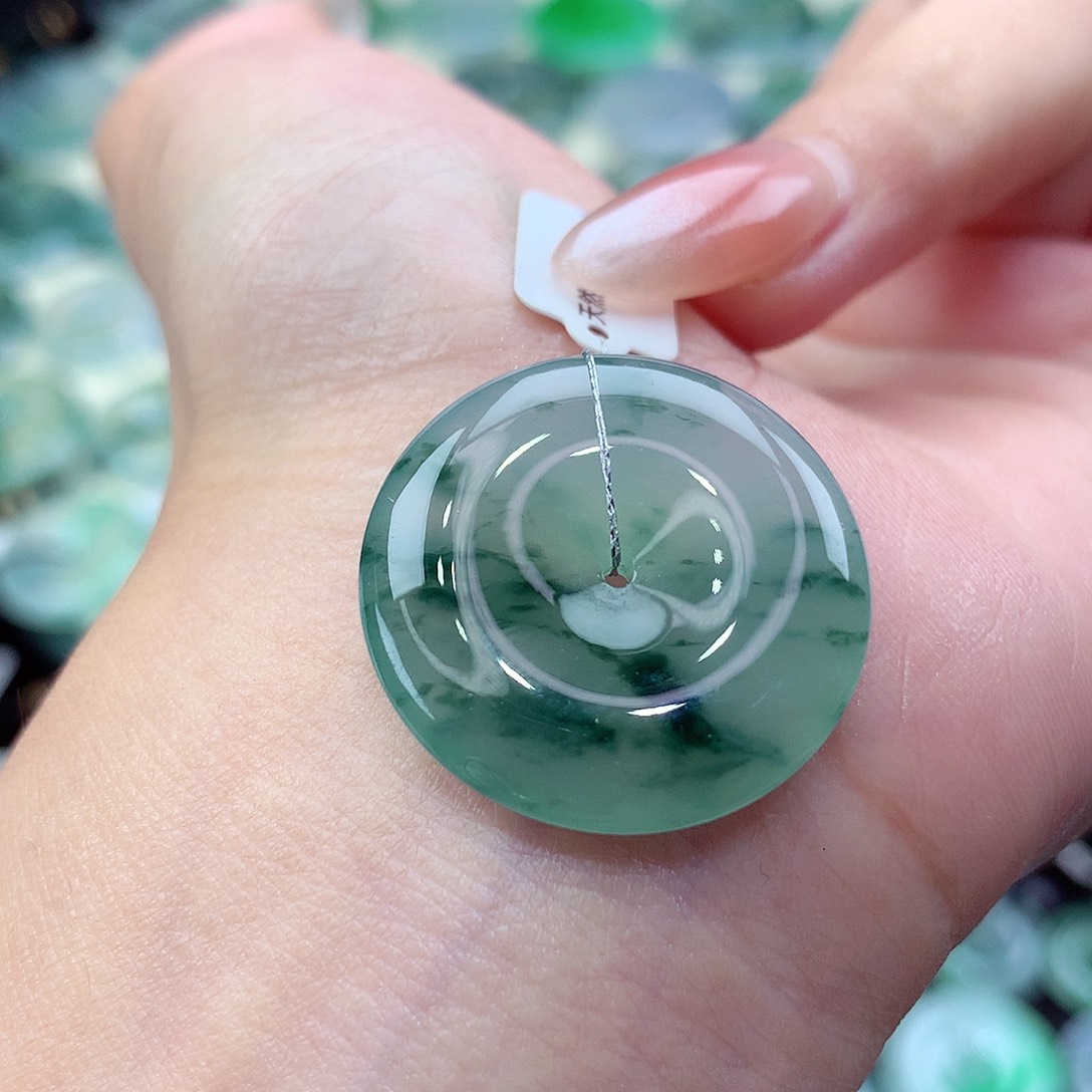 翡翠未镶嵌颈饰编号15。尺寸25.2-5.9