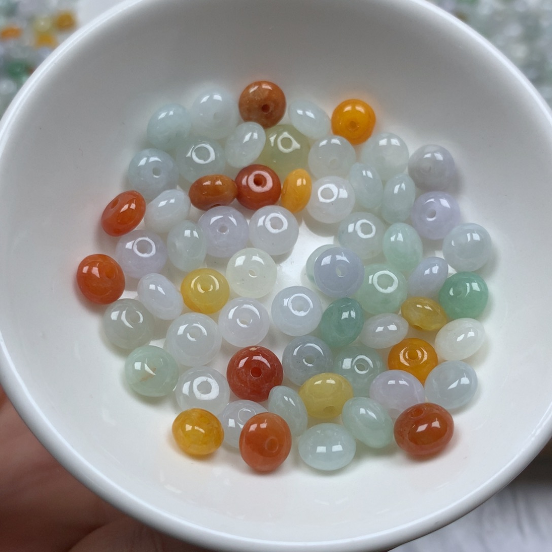 翡翠颈饰未镶嵌只**生共60颗。