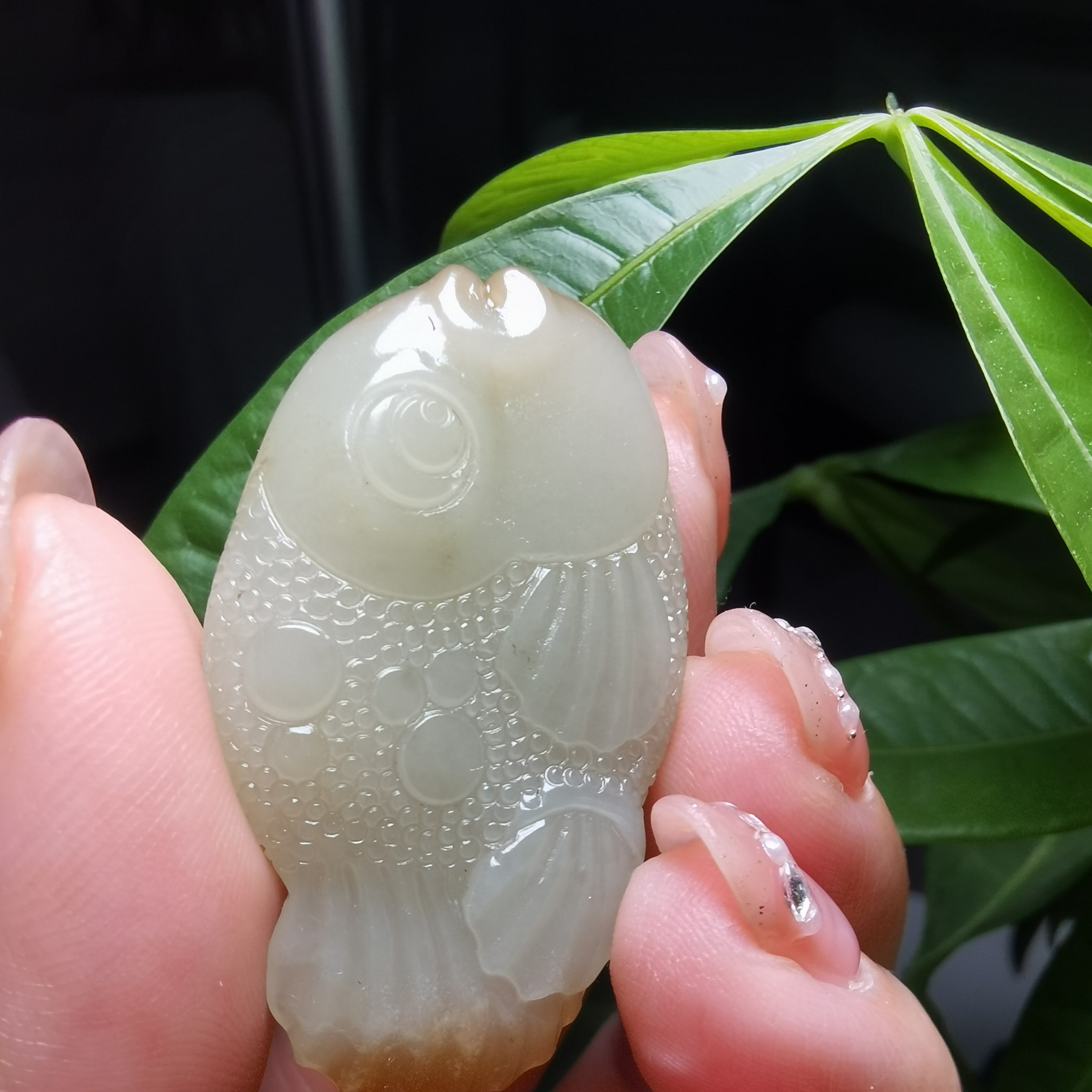新疆和田玉且末糖纯手工立体雕刻罗汉鱼