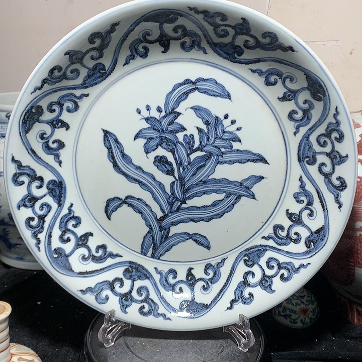 盘青花花卉图案瓷盘