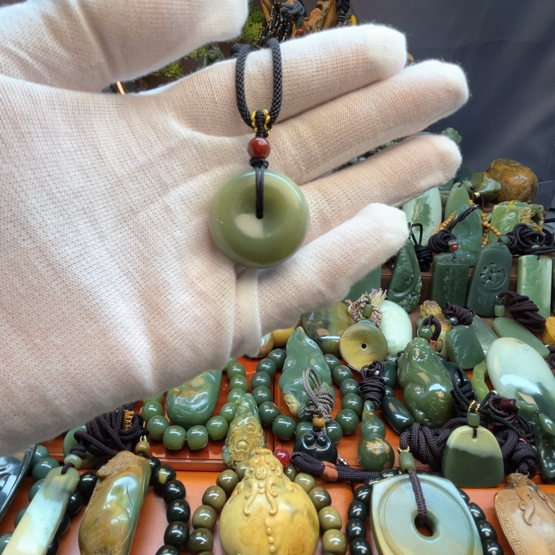 颈饰未镶嵌岫岩老玉（透闪石质玉）