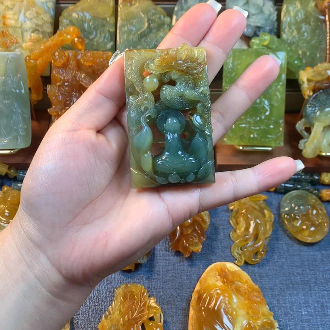 人***股蛇纹石玉未镶嵌颈饰