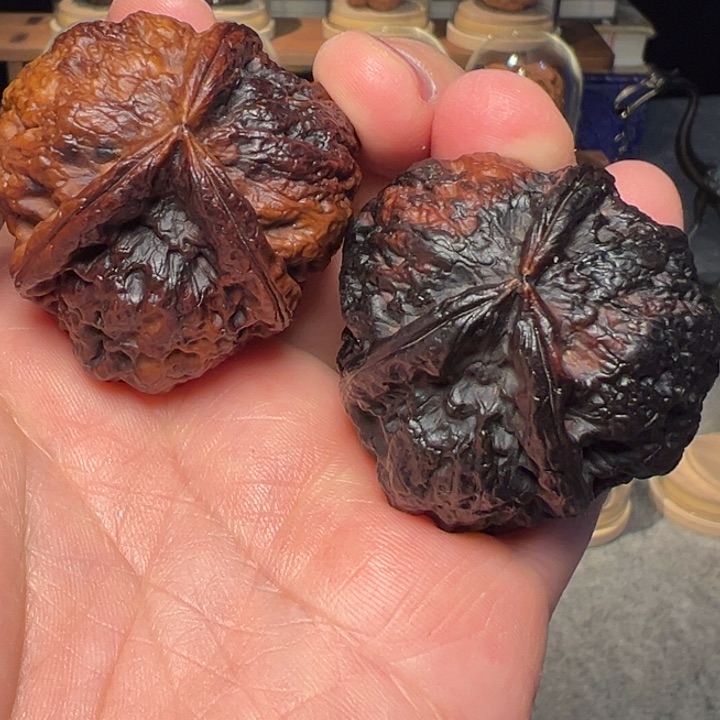 文玩核桃把件七星岩三棱42mm