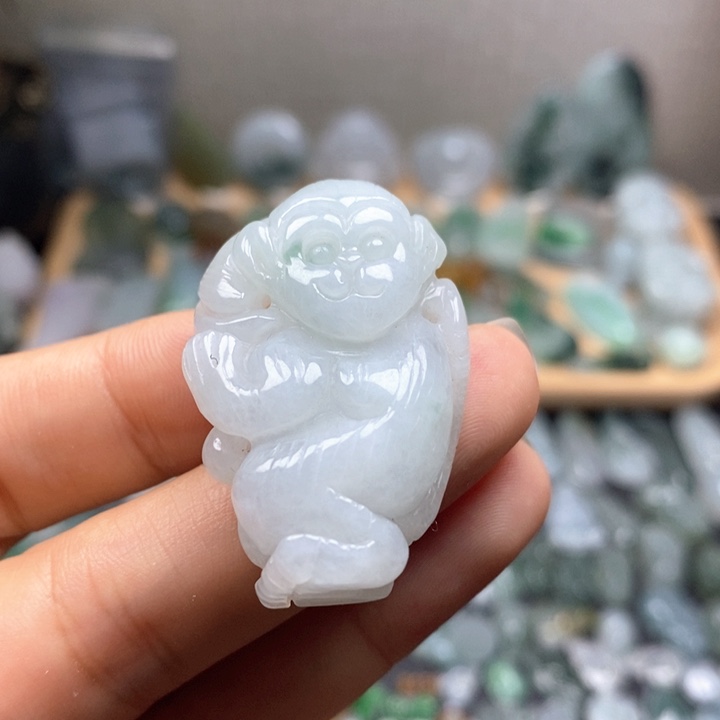 翡翠未镶嵌颈饰猴子