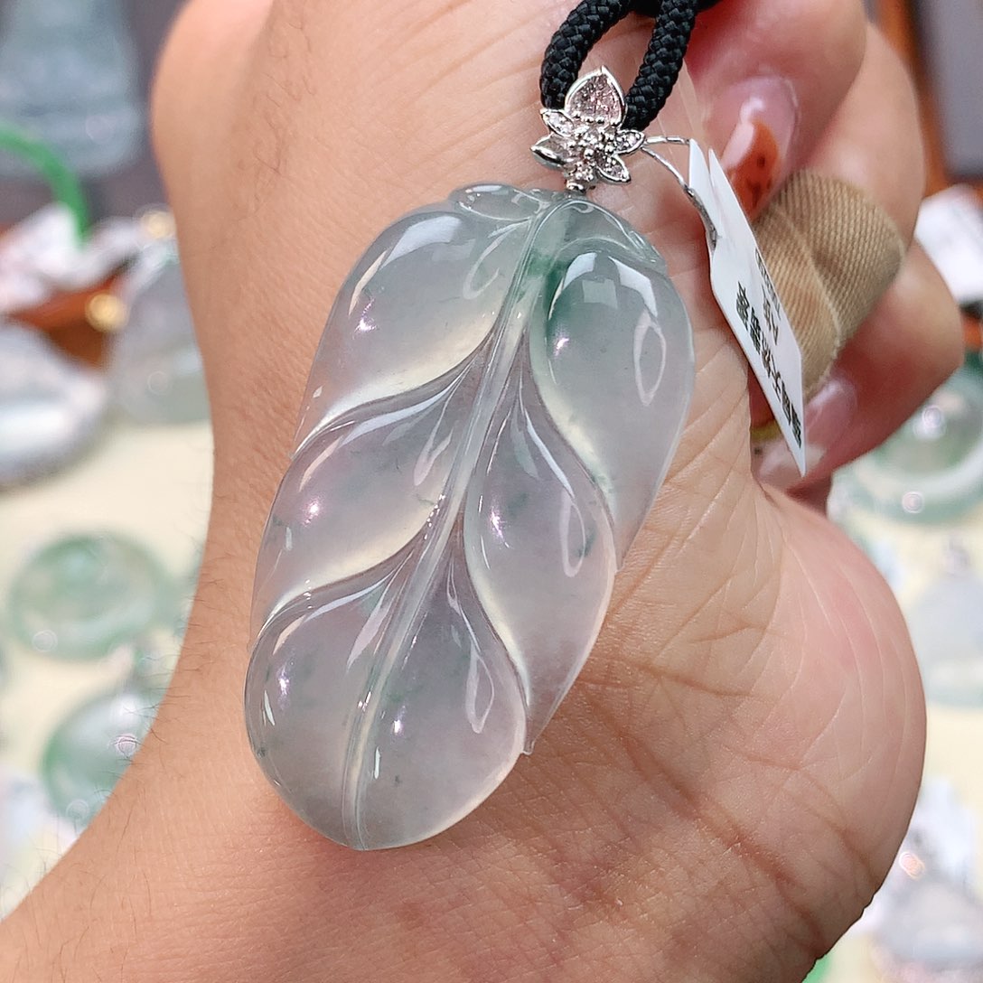 颈饰18K金镶嵌翡翠叶子