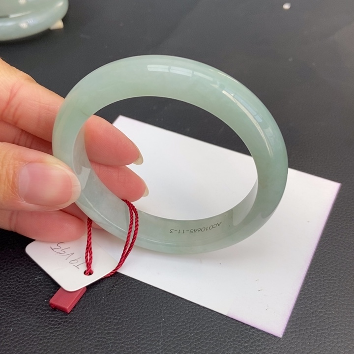 翡翠手镯未镶嵌坐****妈55正圈