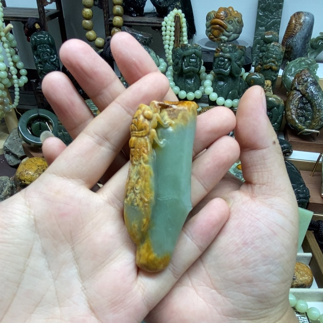 未镶嵌岫岩河磨玉（透闪石质玉）把件拳**踢
