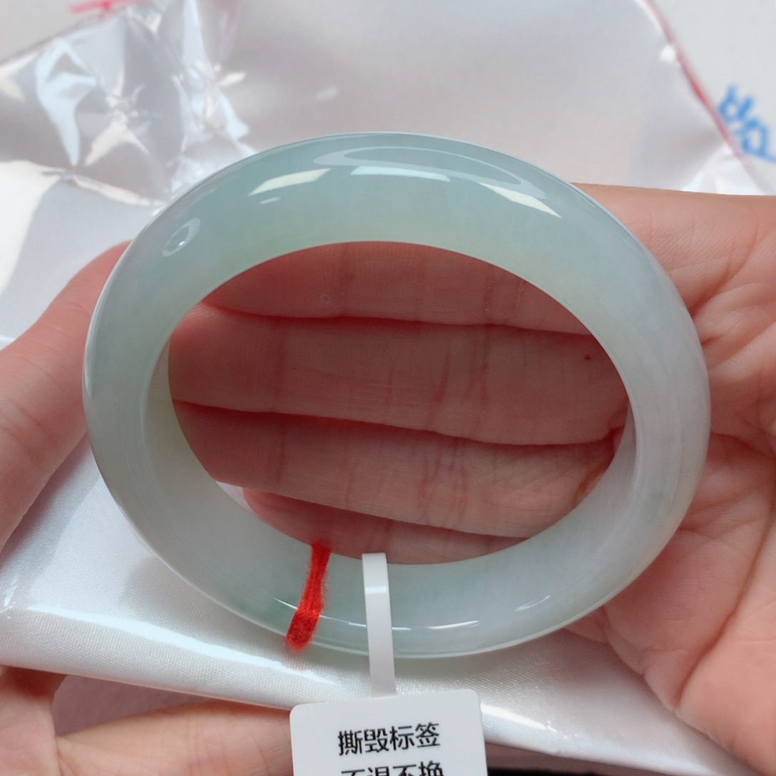 翡翠手镯未镶嵌56.9圈 淡晴底