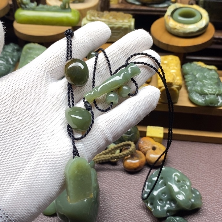 未镶嵌岫岩河磨玉（透闪石质玉）把件小**草