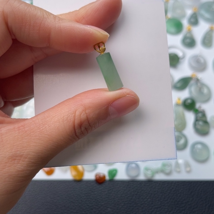 翡翠18K金镶嵌颈饰无事柱