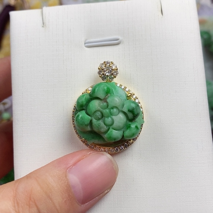 翡翠未镶嵌吊坠(赠链)