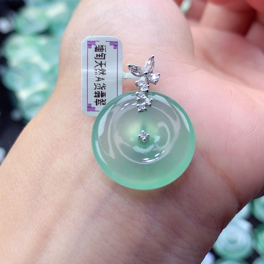 翡翠18K金镶嵌颈饰编号12。尺寸25.8-19.3-4.7