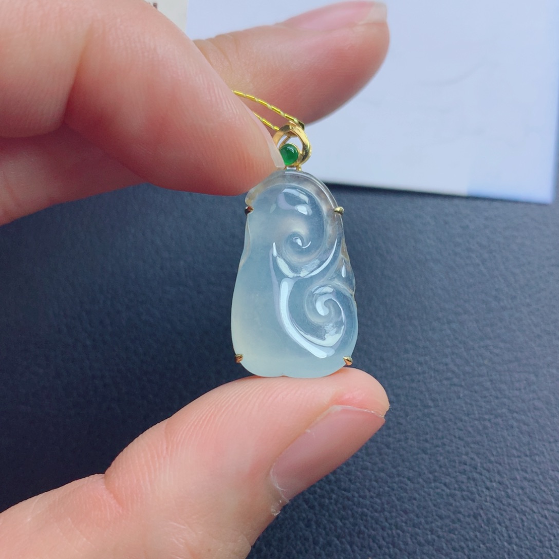 翡翠未镶嵌颈饰如意